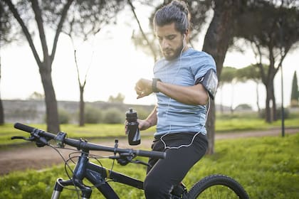 El trabajo aeróbico involucra ejercicios de resistencia, como andar en bicicleta, correr, nadar y bailar