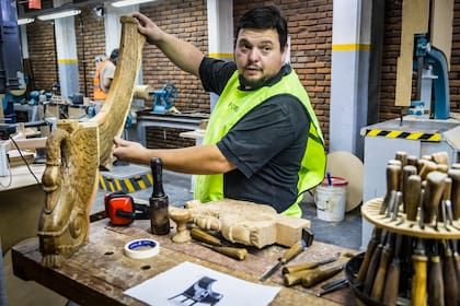 El trabajo artesanal del ebanista en el apoyabrazos de un sillón de estilo clásico.
