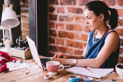 Varios sitios permiten postularse para trabajos a distancia que se pueden hacer en casa y se pagan en dólares