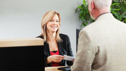 El trabajo de cajero está ahora más centrado en desarrollar la relación con los clientes.