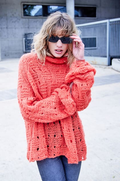 El trabajo de calado aporta una gracia especial a este sweater.