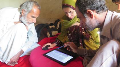 El trabajo de cartografía digital de LandMark junto a un grupo de pobladores de Irán