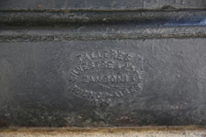 El trabajo de herrería artística fue realizado por un taller nacional, Zamboni, fundado por inmigrantes italianos que trajeron el oficio al país