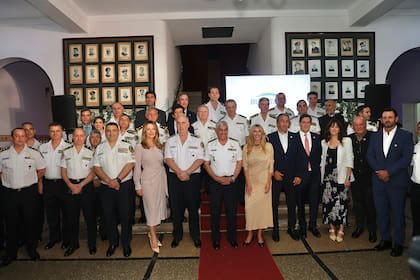 El trabajo de la Fundación Policía Federal Argentina colabora para recaudar fondos para equipar el Hospital Churruca Visca, al cuerpo policial y a sus familias