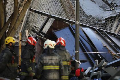 El trabajo de los bomberos en la zona del derrumbe