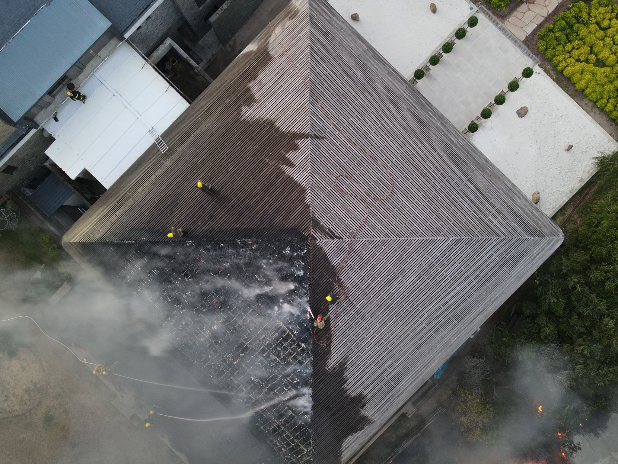 El trabajo de los bomberos evitó que las llamas consuman el resto de la estructura