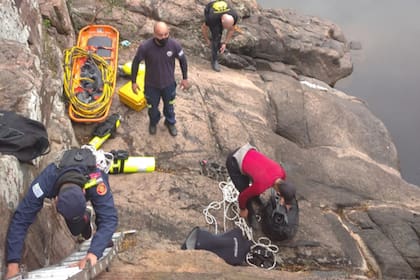 El trabajo de los buzos de la Armada, que en la mañana del domingo encontraron el cuerpo de Maximiliano Pereira