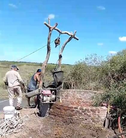 El trabajo de los productores para tratar de tener agua en un campo