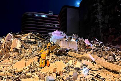 El trabajo de los rescatitas en el edificio colapsado en Miami-Dade, en EE. UU.