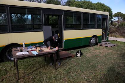 El trabajo diario comienza temprano y termina tarde para el artesano de las casas sobre ruedas