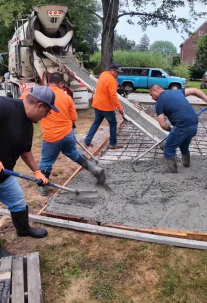 El trabajo en la construcción es uno de los más exigentes y mejor pagados para migrantes en EE.UU., según influencer Alf Castellanos (TikTok/@theroofingtwins)