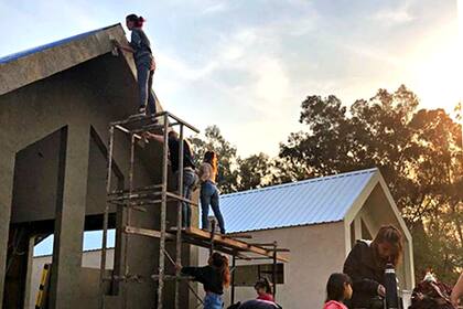 El trabajo incansable de los voluntarios de la Fundación Akamasoa Argentina para inaugurar viviendas en Lima, Zárate