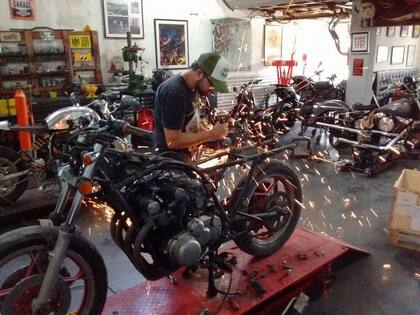 El trabajo para personalizar una moto puede durar varios meses