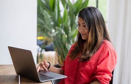 El trabajo remoto le permite a los empleados hacer sus actividades desde una ubicación distinta a la de la empresa