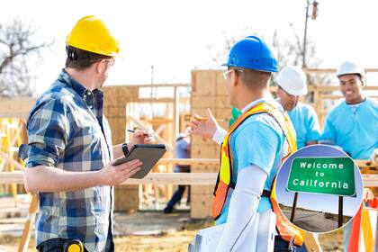 El trabajo se realiza en sitios de construcción al aire libre, con jornadas de hasta 10 horas y bajo diversas condiciones climáticas (imagen ilustrativa)