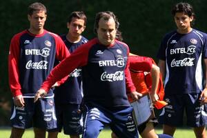 Al frente de Uruguay, Marcelo Bielsa vuelve después de 14 años a Chile, donde no lo olvidan