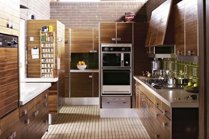 El trabajo sobre esta madera en varillas horizontales le da estilo propio a los muebles de esta cocina (foto: welke.nl).