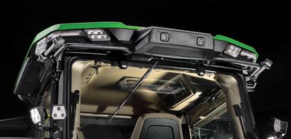 El tractor autónomo de John Deere usa seis pares de cámaras montadas en la cabina para tener una vista en 360 grados; esto le permite al tractor definir su camino y evitar obstáculos