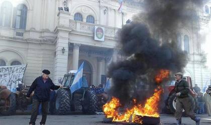 El tractorazo organizado por los productores frente a la casa de gobierno de Entre Ríos terminó con disturbios y dejó siete policías heridos