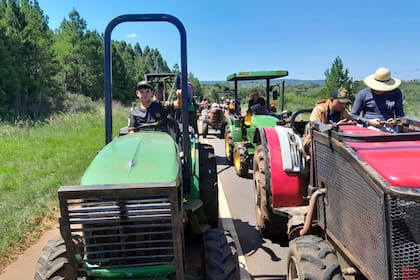 El tractorazo rumbo al puesto de Rentas en San José, Misiones