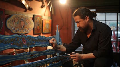 El tradicional arte porteño del fileteado podría ser declarado patrimonio inmaterial de la humanidad, en su atelier de Mataderos, Memo Caviglia trabaja con esmaltes multicolores