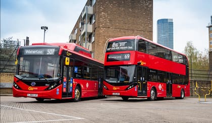 El tradicional bus londinese doble piso de propulsión eléctrica