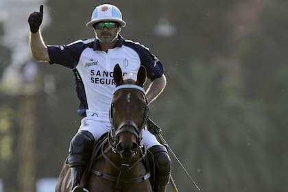 Adolfo Cambiaso se siente seguro con el modelo que usa desde hace décadas y responsabilizará a la asociación inglesa en caso de accidentarse y que el nuevo casco se dañe.