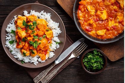 El tradicional goulash húngara, en una receta con pollo y salchicha en vez de carne vacuna.