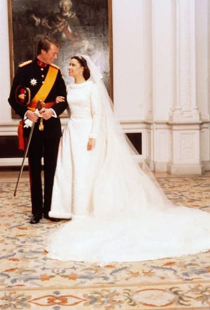 El tradicional posado de los novios. María Teresa de Luxemburgo usó un traje diseñado por Balmain