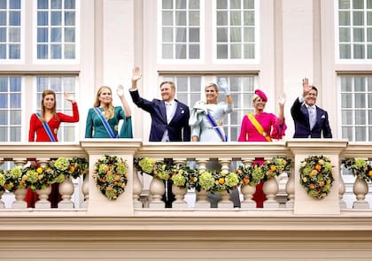 El tradicional saludo desde el balcón del palacio de Noordeinde. De izquierda a derecha, la princesa Alexia, la princesa Amalia, los reyes Guillermo y Máxima, la princesa Laurentien (que llevó un vestido de Talbot Runhof) y el príncipe Constantino.