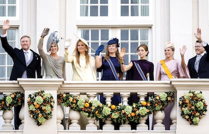 El tradicional saludo desde el balcón. Los reyes Guillermo y Máxima, Amalia, Alexia y Ariane y los príncipes Laurentien y Constantino