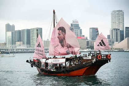 El tradicional sampán chino con la vela izada con la imagen de Messi y en color rosa; Hong Kong se tiñó de Inter Miami por estas horas