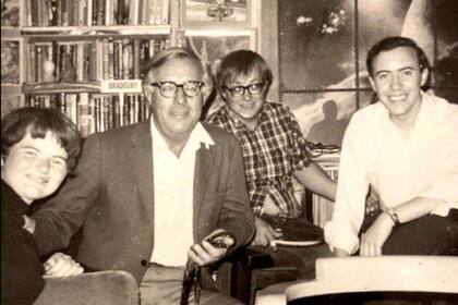 El traductor Marcial Souto (camisa blanca), junto con el escritor Ray Bradbury, en 1968, en Los Ángeles
