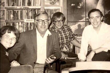 El traductor Marcial Souto (camisa blanca), junto con el escritor Ray Bradbury, en 1968, en Los Ángeles 