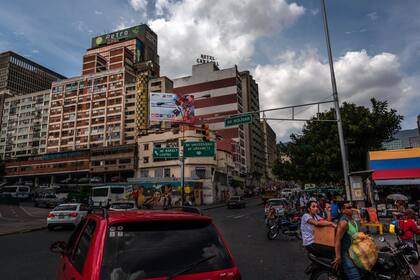El tráfico bajo un anuncio del petro en Caracas