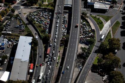 El tráfico en las autopistas visto desde el helicóptero del Ejército