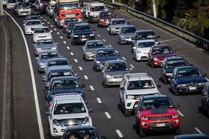 El tráfico se acumula después del relajamiento en las restricciones sociales debido a la pandemia de coronavirus en Auckland el 19 de junio de 2020