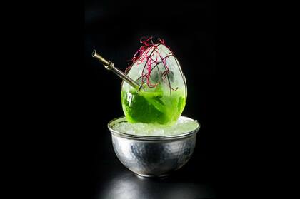 El trago hecho a base de yerba se sirve en una copa hecha de hielo; su preparación incluye ingredientes que remiten a diferentes regiones de la Argentina