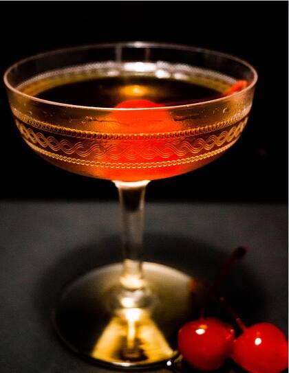 El trago Manhattan, a base de whiskey y vermut rojo, representa a las personas de Aries