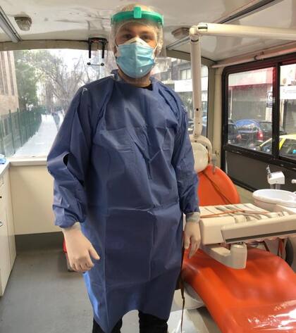 El trailer que comunmente utilizan para realizar asistencia odontológica hoy sirve de unidad extrahospitalaria para realizar testeos por coronavirus