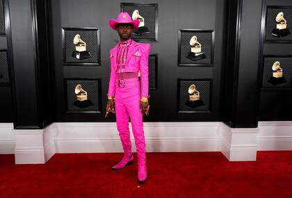El traje de color fue la tendencia masculina por excelencia en los looks de la alfombra roja de los Grammy. El rapero Lil Nas X la llevó en fucsia total