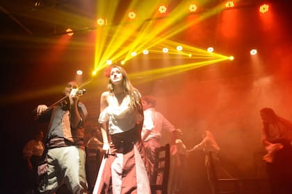 El traje del Emperador se presenta con toda producción los domingos en La Mueca