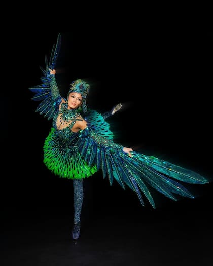 El traje típico de Miss Puerto Rico es un homenaje al zumbador, un ave emblemática de la isla (Instagram/@muniversepr)