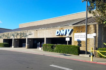 El trámite es obligatorio y se realiza en el DMV de California