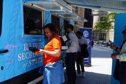 El trámite presencial dura apenas 10 minutos, pero muchos usuarios deben esperar entre 3 y 5 horas para ser atendidos por la alta demanda en Illinois