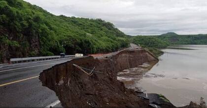 El tramo de la autopista Siglo 21 que une Cuatro Caminos y las Cañas, en el Estado de Michoacán, tuvo que ser clausurado tras un desprendimiento.