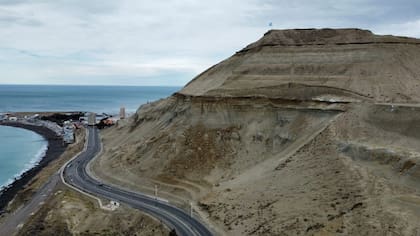 El tramo de ruta 3 comprometido se tiende entre el cerro Chenque y el mar
