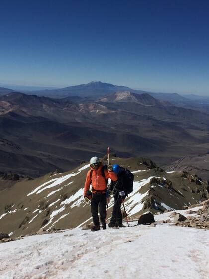"El tramo final, un filo deslumbrante y peligroso. Mientras me acercaba a la cumbre, los vi. Quietos. Charlando. Esperándome. Para dar los pasos finales y tocar juntos la cima"