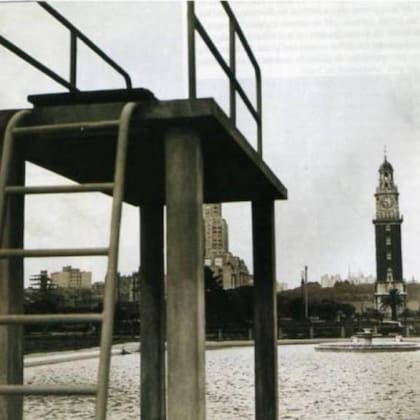 El trampolín de la pileta de Retiro y de fondo, la Torre de los Ingleses