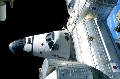 El transbordador espacial solía llevar tripulación y carga a la ISS; hoy, estas misiones las realiza SpaceX